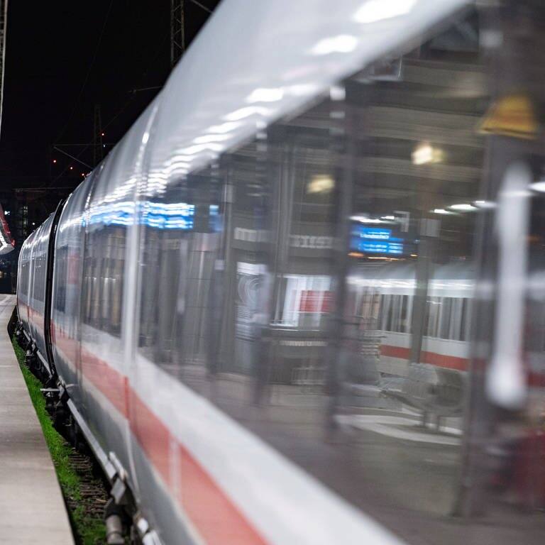 Ein ICE der Deutschen Bahn steht an einem Bahnsteig (Symbolbild). (Foto: dpa Bildfunk, Picture Alliance)
