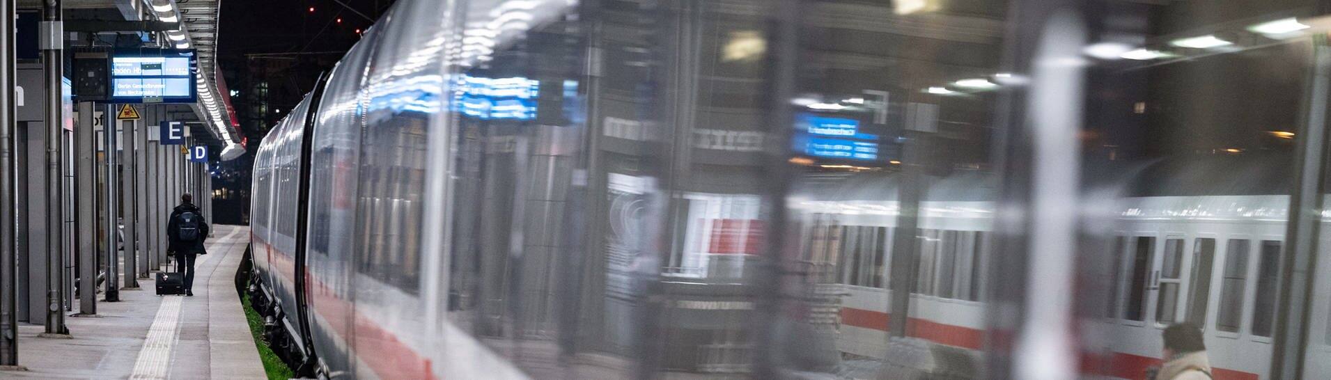 Ein ICE der Deutschen Bahn steht an einem Bahnsteig (Symbolbild). (Foto: dpa Bildfunk, Picture Alliance)