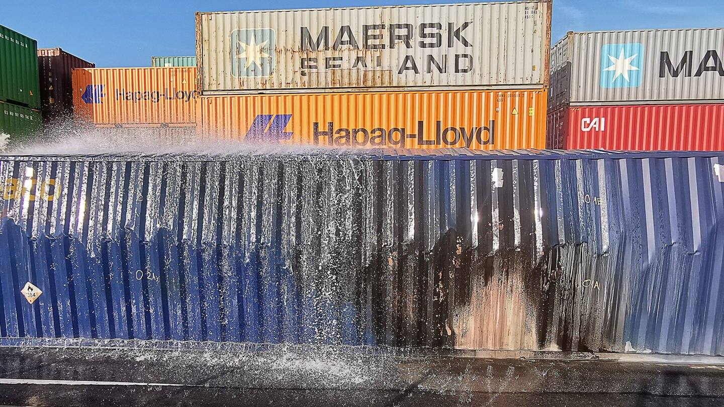Der Container mit havarierten Chemiefässern im Mannheimer Hafen