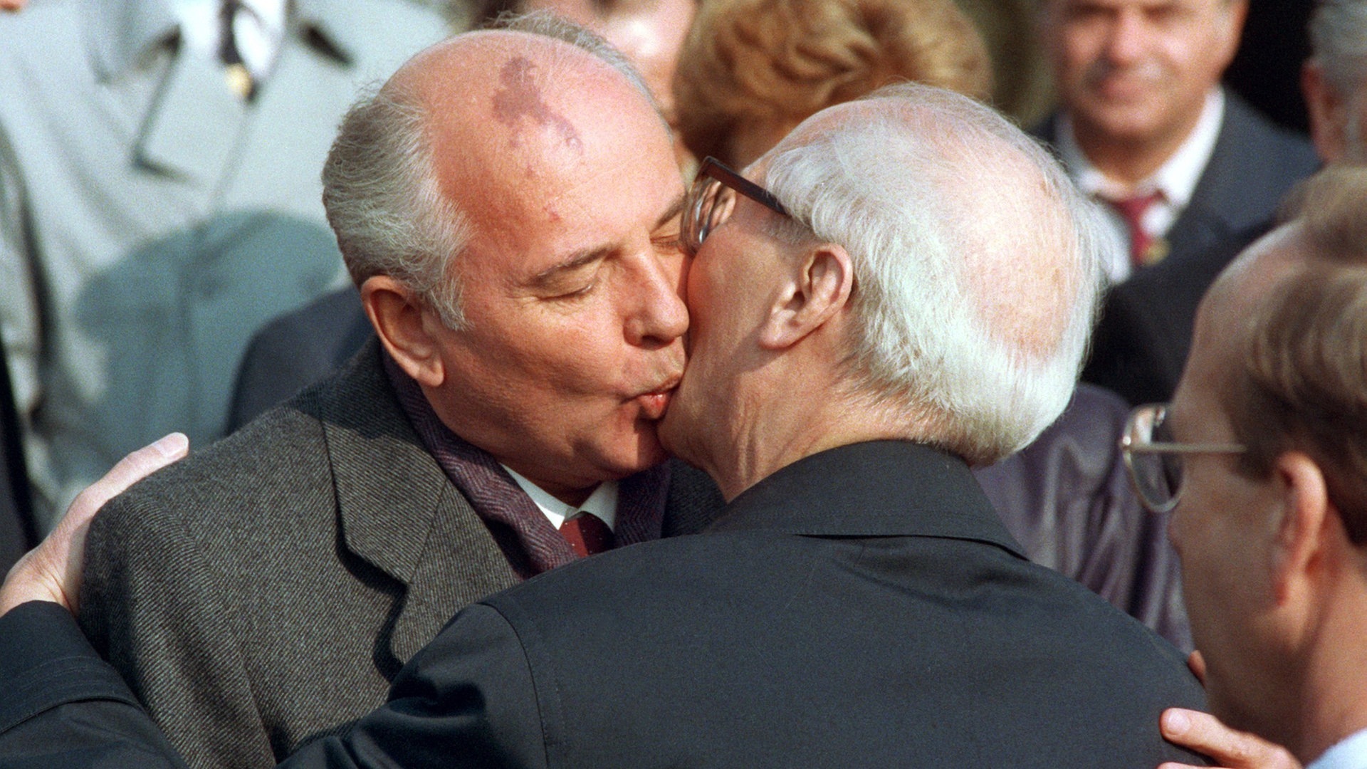 Foto: dpa Bildfunk, picture alliance/dpa | Wolfgang Kumm Michail Gorbatschow begrüßt Ex-DDR-Staatschef Erich Honecker mit einem Bruderkuss (Foto: dpa Bildfunk, picture alliance/dpa | Wolfgang Kumm)