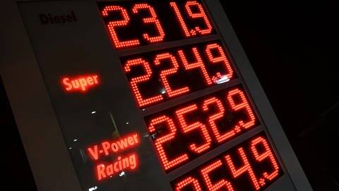 Die Preistafel an einer Tankstelle zeigt stark gestiegene Spritpreise (Foto: dpa Bildfunk, picture alliance/dpa | Felix Hörhager)