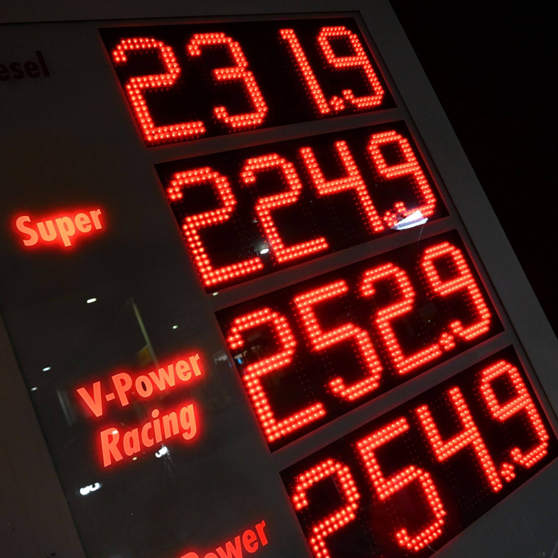 Die Preistafel an einer Tankstelle zeigt stark gestiegene Spritpreise (Foto: dpa Bildfunk, picture alliance/dpa | Felix Hörhager)