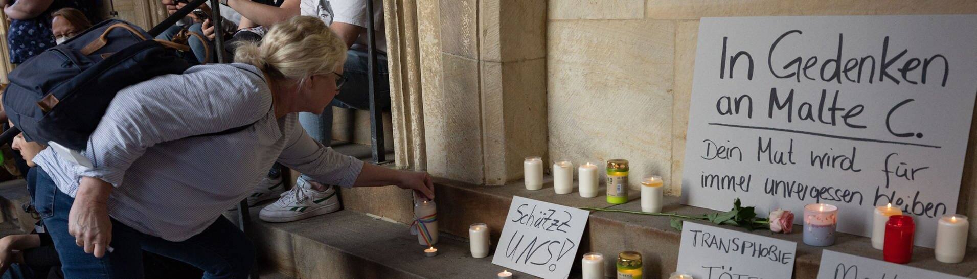 Eine Frau entzündet eine Kerze in Gedenken an Malte C. (Foto: dpa Bildfunk, picture alliance/dpa | Friso Gentsch)