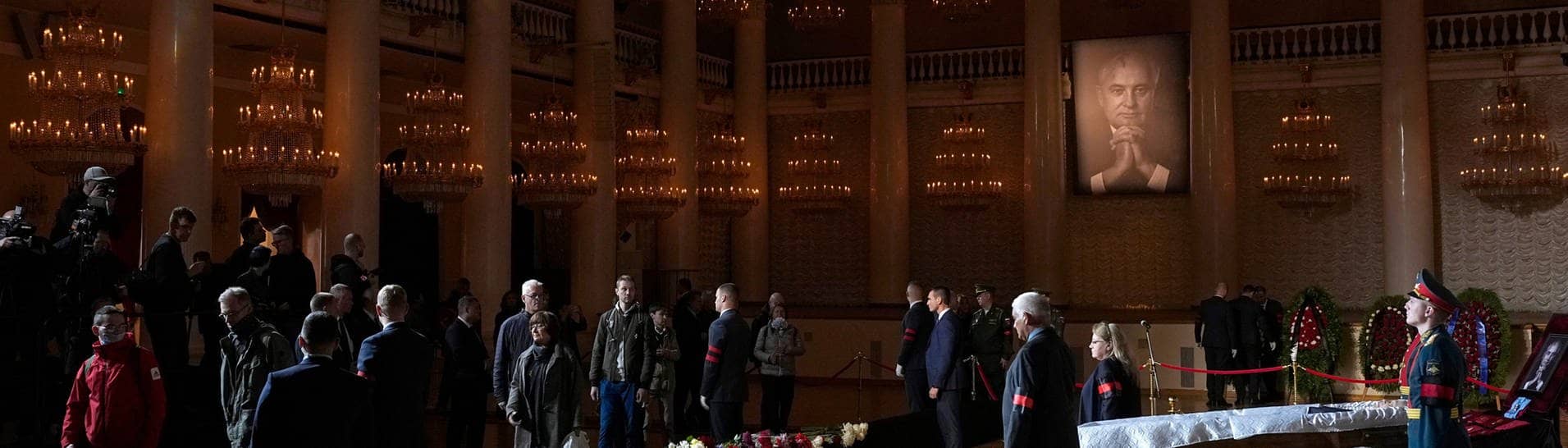 Menschen nehmen Abschied am offenen Sarg des ehemaligen sowjetischen Präsidenten Michail Gorbatschow in der Säulenhalle des Hauses der Gewerkschaften. (Foto: dpa Bildfunk, picture alliance/dpa/AP | Alexander Zemlianichenko)