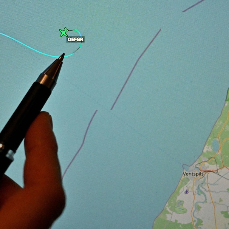 Eine Person zeigt mit einem Stift auf die letzte bekannte Position der Cessna mit der Kennung OE-FGR. (Foto: dpa Bildfunk, picture alliance/dpa/APA | Helmut Fohringer)