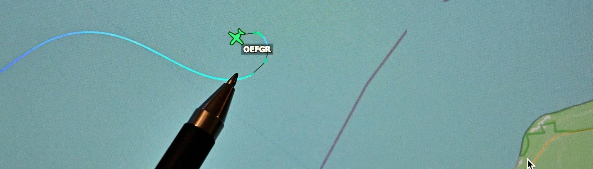 Eine Person zeigt mit einem Stift auf die letzte bekannte Position der Cessna mit der Kennung OE-FGR. (Foto: dpa Bildfunk, picture alliance/dpa/APA | Helmut Fohringer)