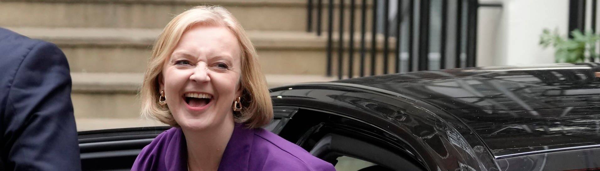 Liz Truss, Außenministerin von Großbritannien, trifft nach ihrem Sieg bei der Wahl zur Vorsitzenden der Konservativen Partei in der Zentrale der Konservativen Partei in Westminster ein. (Foto: dpa Bildfunk, picture alliance/dpa/AP | Kirsty Wigglesworth)