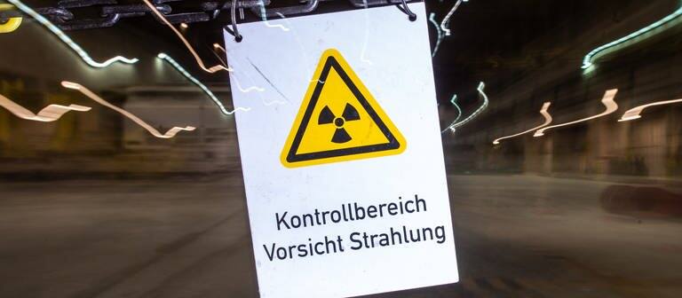 Ein Schild warnt vor radioaktiver Strahlung (Foto: dpa Bildfunk, picture alliance/dpa | Lucas Bäuml)