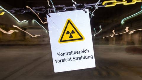 Ein Schild warnt vor radioaktiver Strahlung (Foto: dpa Bildfunk, picture alliance/dpa | Lucas Bäuml)