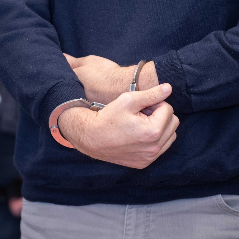 Der Angeklagte im Tankstellen-Prozess wird in Handschellen in den Gerichtssaal gebracht (Foto: dpa Bildfunk, picture alliance/dpa | Boris Roessler)