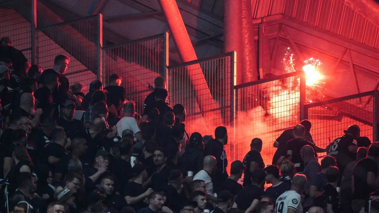 Bengalos, Leuchtraketen beim Champions-League-Spiel Marseille gegen Eintracht Frankfurt (Foto: IMAGO, IMAGO / Le Pictorium)