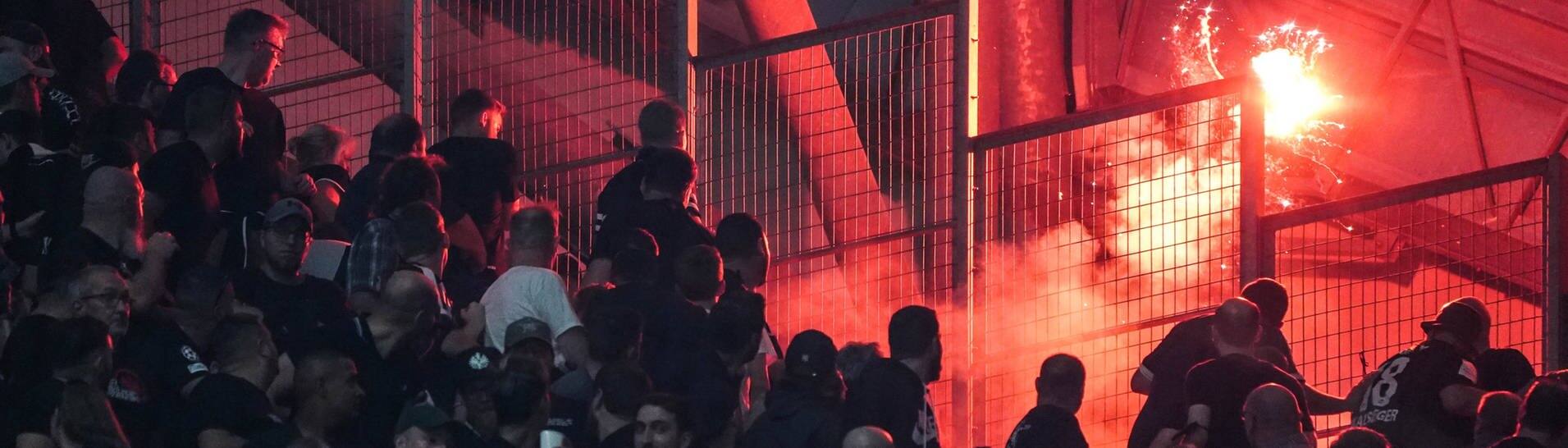 Bengalos, Leuchtraketen beim Champions-League-Spiel Marseille gegen Eintracht Frankfurt (Foto: IMAGO, IMAGO / Le Pictorium)