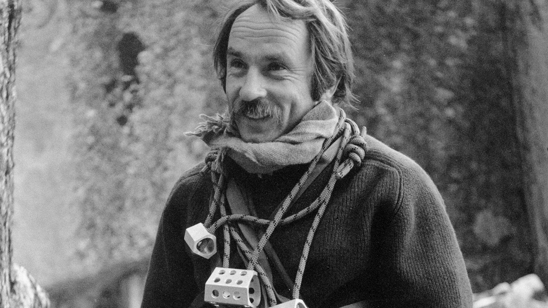 Die ungefähr im Jahr 1974 entstandene von Patagonia zur Vefügung gestellte Aufnahme zeigt Yvon Chouinard, Patagonia-Gründer, mit Ausrüstung zum Klettern (Foto: dpa Bildfunk, picture alliance/dpa/ZUMA Press Wire | Patagonia)