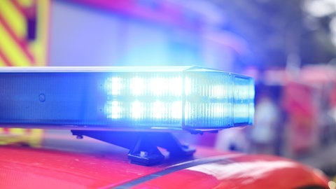 Blaulicht auf einem Feuerwehrauto (Foto: IMAGO, IMAGO/xcitepress)