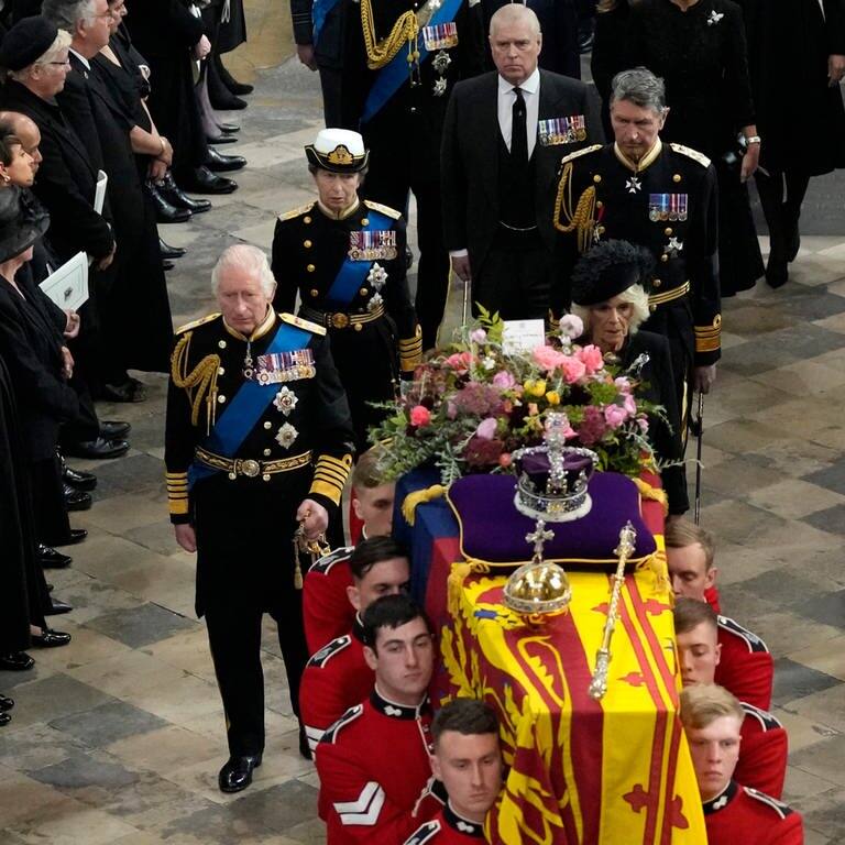 Großbritanniens König Charles III. folgt dem Sarg von Königin Elizabeth II. während der Trauerfeier vor der Beisetzung in der Westminster Abbey.  (Foto: dpa Bildfunk, picture alliance/dpa/Pool AP | Frank Augstein)