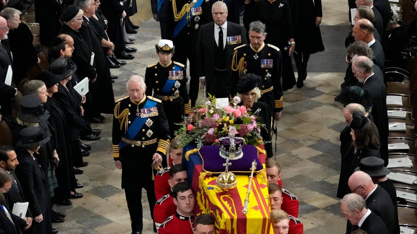 Großbritanniens König Charles III. folgt dem Sarg von Königin Elizabeth II. während der Trauerfeier vor der Beisetzung in der Westminster Abbey.  (Foto: dpa Bildfunk, picture alliance/dpa/Pool AP | Frank Augstein)
