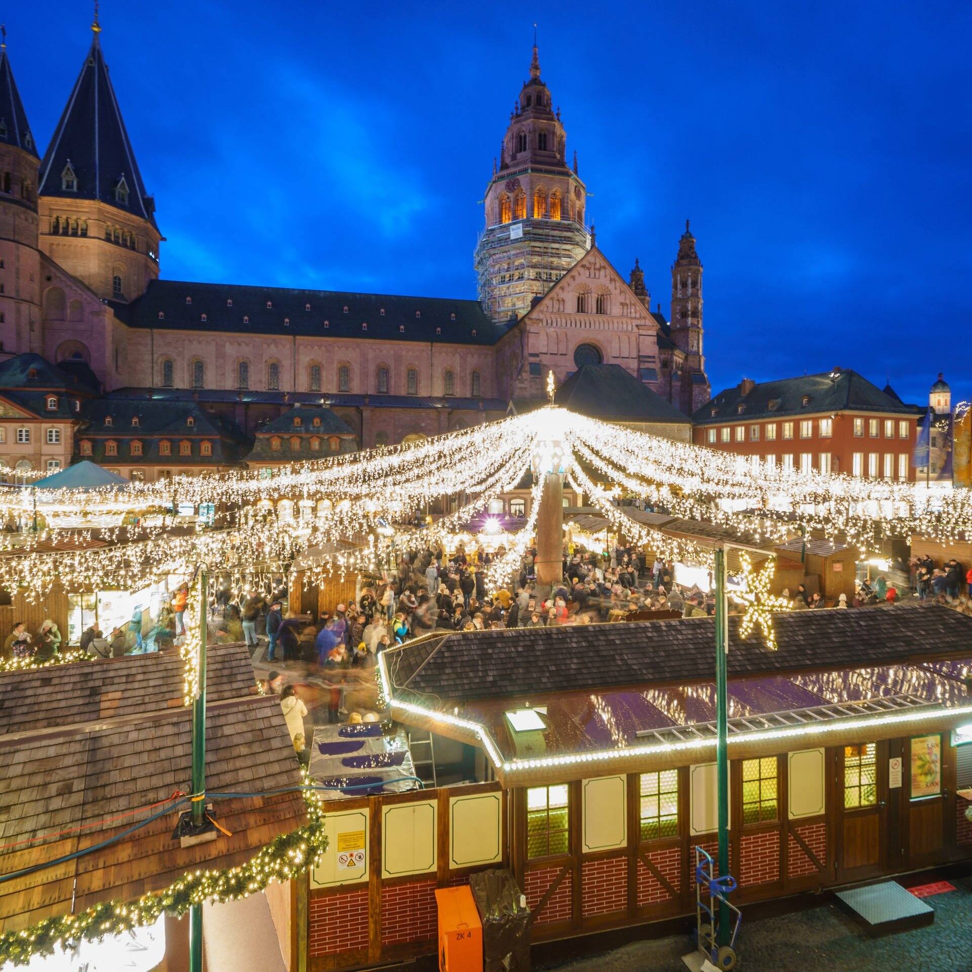 Der hell erleuchtete Mainzer Weihnachtsmarkt (Foto: dpa Bildfunk, picture alliance/dpa | Andreas Arnold)