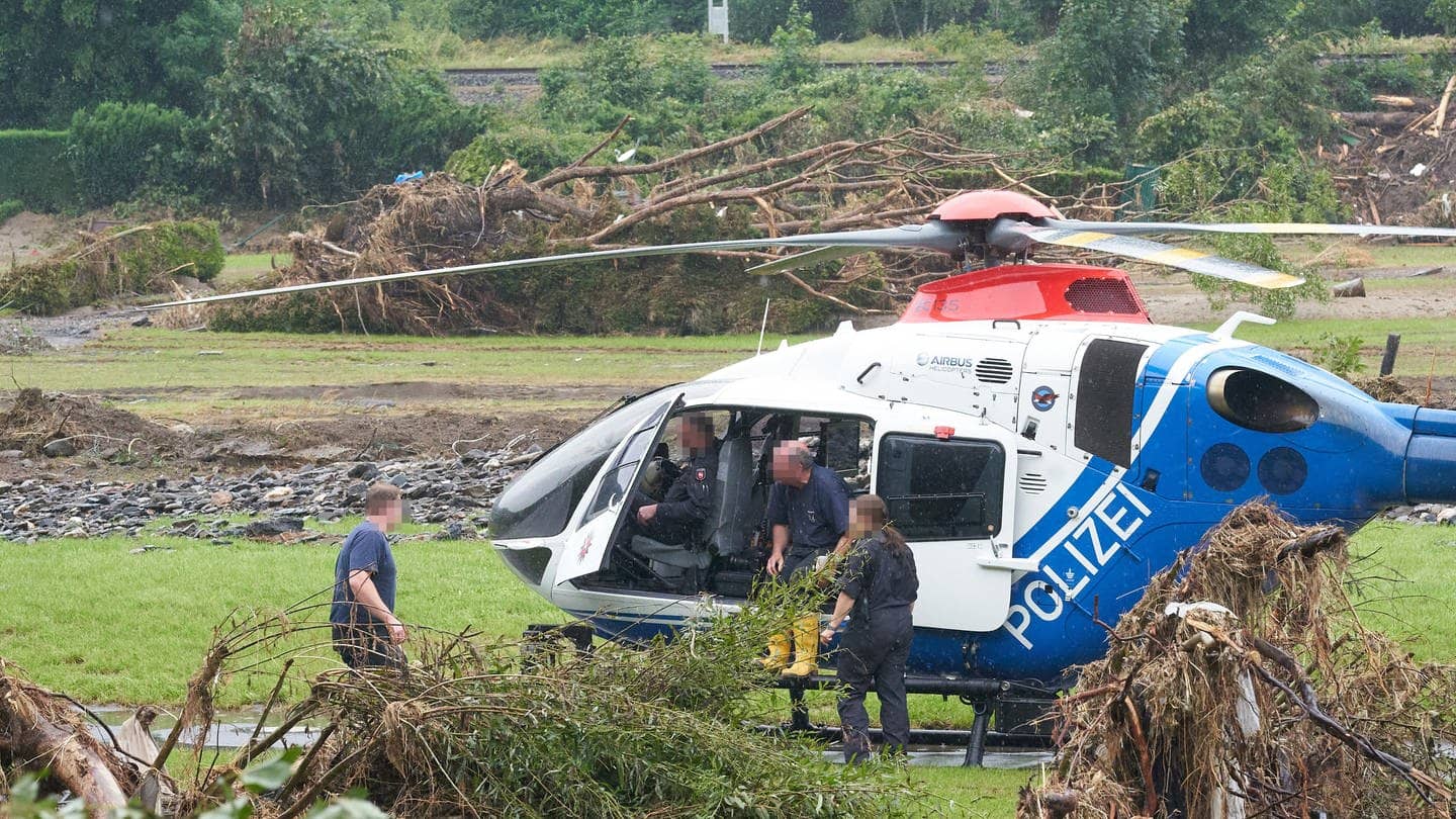 Ein Polizeihubschrauber ist auf einem von der Flut verwüsteten Campingplatz gelandet. Nach den verheerenden Überflutungen in Rheinland-Pfalz blicken die Menschen im Ahrtal mit Sorge auf die Wetterprognosen fürs Wochenende.