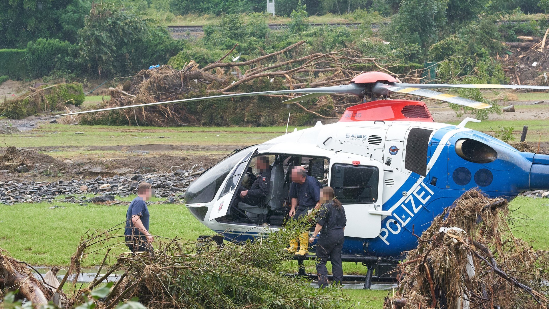 Foto: dpa Bildfunk, picture alliance/dpa | Thomas Frey Ein Polizeihubschrauber ist auf einem von der Flut verwüsteten Campingplatz gelandet. Nach den verheerenden Überflutungen in Rheinland-Pfalz blicken die Menschen im Ahrtal mit Sorge auf die Wetterprognosen fürs Wochenende. (Foto: dpa Bildfunk, picture alliance/dpa | Thomas Frey)