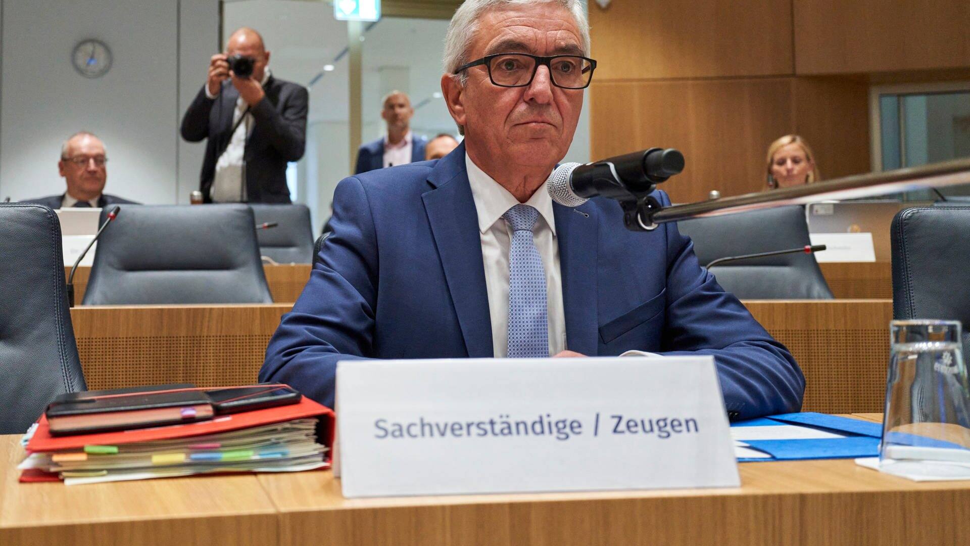 Innenminister Roger Lewentz (SPD) im Untersuchungsausschuss zur Flutnacht im Ahrtal (Foto: dpa Bildfunk, picture alliance/dpa | Sascha Ditscher)