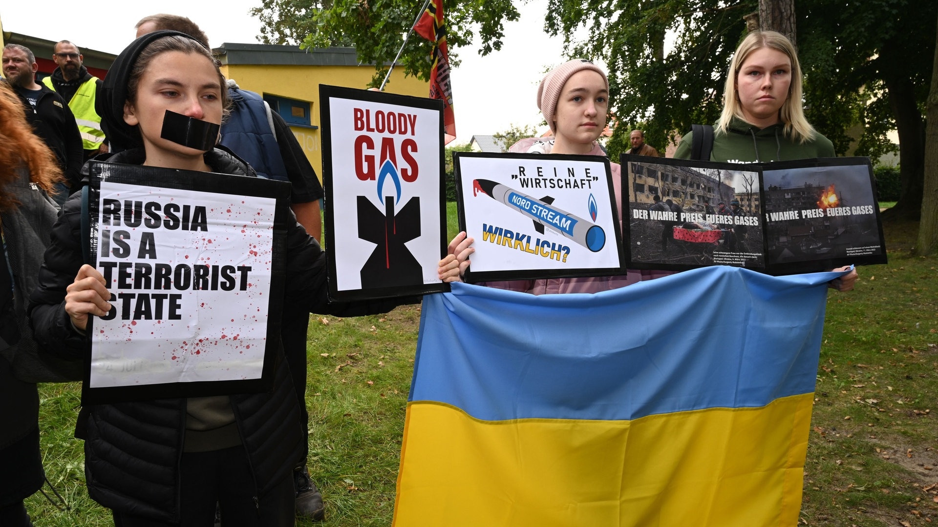 Foto: dpa Bildfunk, picture alliance/dpa | Stefan Sauer Proteste für und gegen die Gas-Lieferung von Russland nach Deutschland (Foto: dpa Bildfunk, picture alliance/dpa | Stefan Sauer)