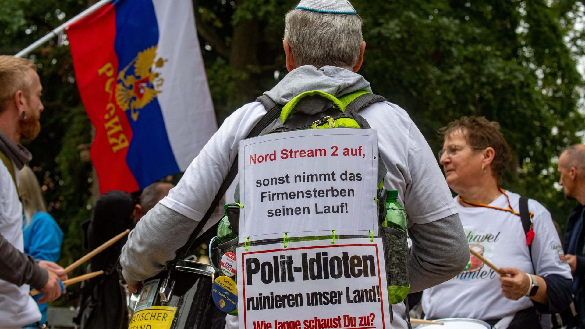 Foto: dpa Bildfunk, picture alliance/dpa | Stefan Sauer Proteste für und gegen die Gas-Lieferung von Russland nach Deutschland (Foto: dpa Bildfunk, picture alliance/dpa | Stefan Sauer)