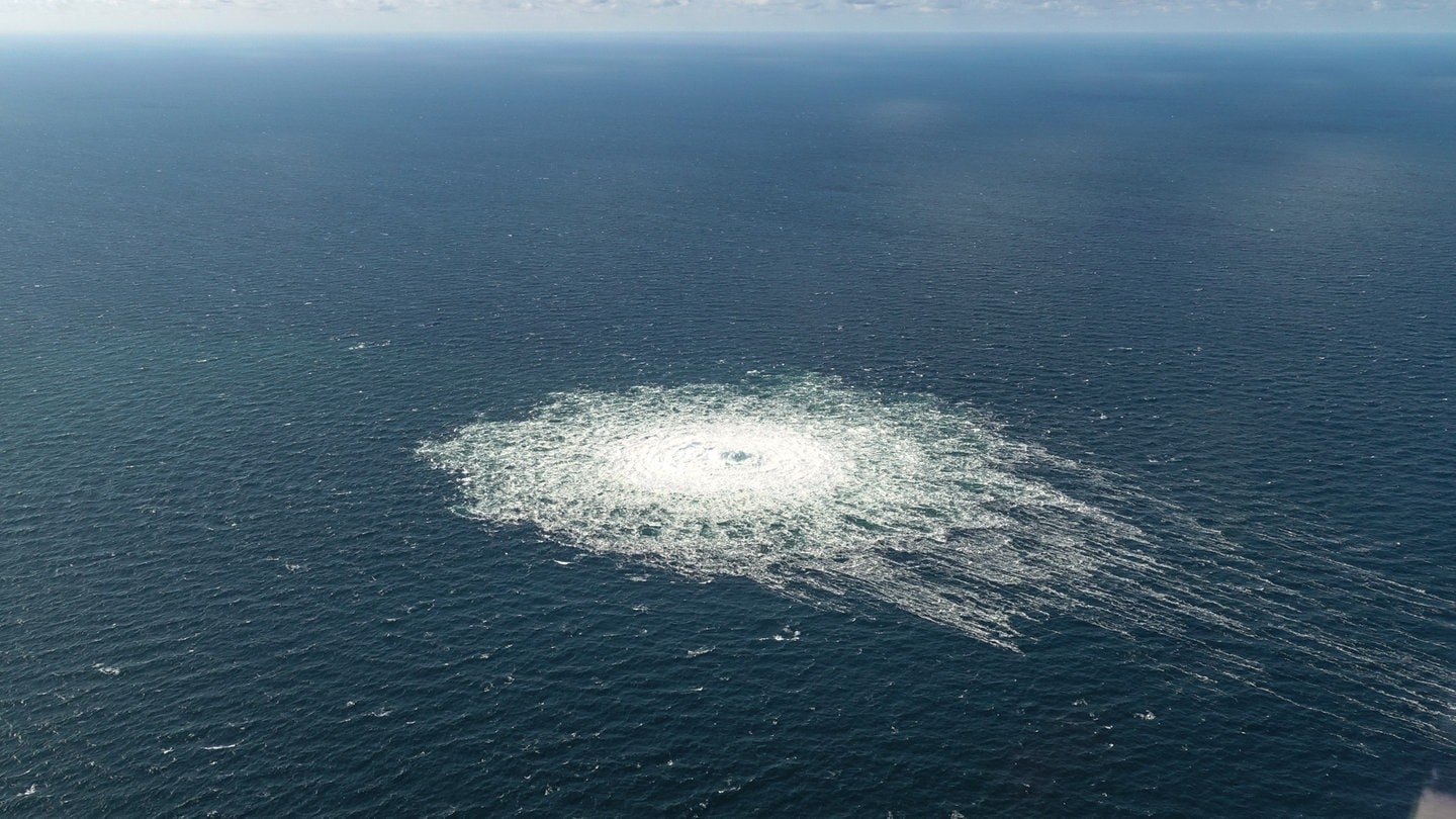 Foto: dpa Bildfunk, picture alliance/dpa/Danish Defence Command | - Das vom dänischen Verteidigungskommando zur Verfügung gestellte Foto zeigt das Nord-Stream-2-Gasleck in der Nähe von Bornholm aus der Luft. (Foto: dpa Bildfunk, picture alliance/dpa/Danish Defence Command | -)