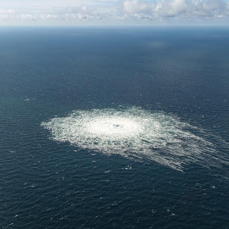 Das vom dänischen Verteidigungskommando zur Verfügung gestellte Foto zeigt das Nord-Stream-2-Gasleck in der Nähe von Bornholm aus der Luft.  (Foto: dpa Bildfunk, picture alliance/dpa/Danish Defence Command | -)