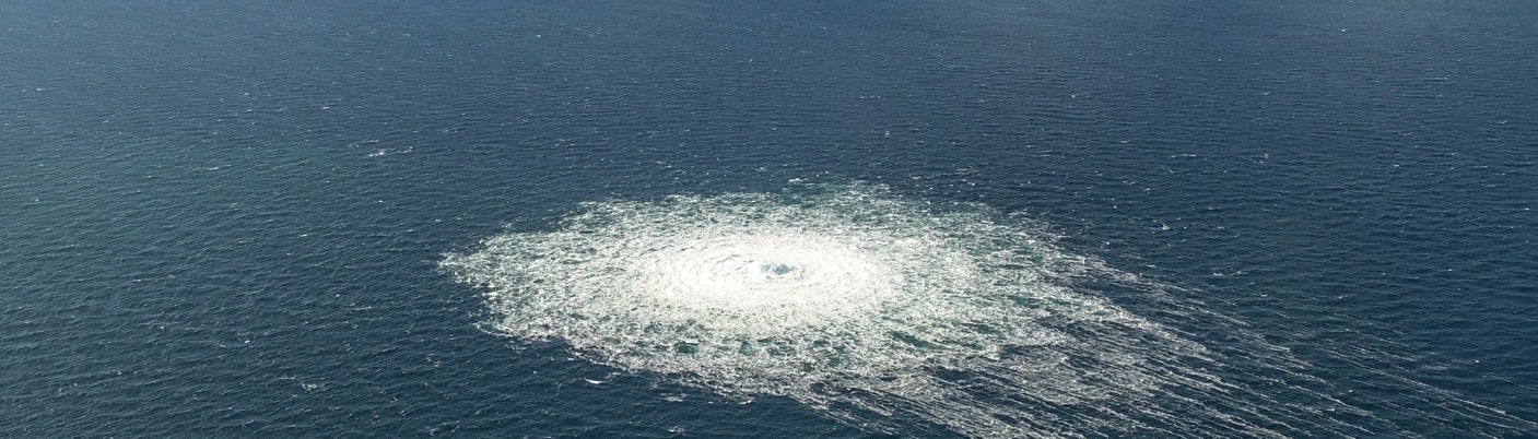Das vom dänischen Verteidigungskommando zur Verfügung gestellte Foto zeigt das Nord-Stream-2-Gasleck in der Nähe von Bornholm aus der Luft.  (Foto: dpa Bildfunk, picture alliance/dpa/Danish Defence Command | -)