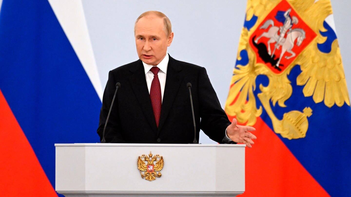 Das von der staatlichen russischen Nachrichtenagentur Sputnik via AP veröffentlichte Bild zeigt den russischen Präsident Wladimir Putin bei einer Rede. Kremlchef Putin hat vier besetzte ukrainische Gebiete zu russischem Staatsgebiet erklärt.  (Foto: dpa Bildfunk, picture alliance/dpa/Pool Sputnik Kremlin | Gavriil Grigorov)