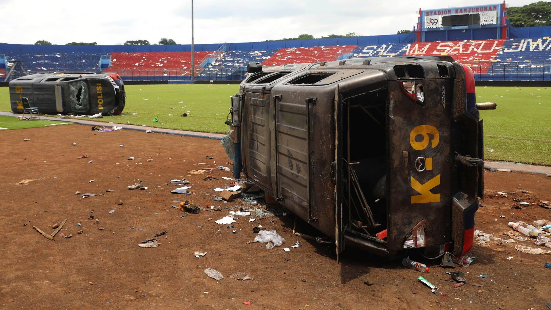 Bei Fußballkrawallen zerstörte Polizeiautos auf dem Spielfeld des Kanjuruhan-Stadions in Malang, Ostjava, Indonesien (Foto: dpa Bildfunk, picture alliance/dpa/AP | Yudha Prabowo)