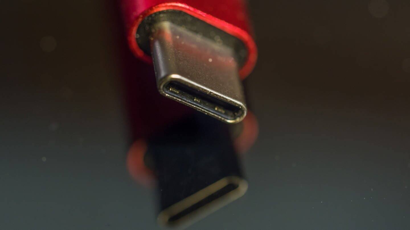 Ein Kabel mit USB-C-Anschluss (Foto: dpa Bildfunk, picture alliance/dpa/dpa-Zentralbild | Georg Hilgemann)