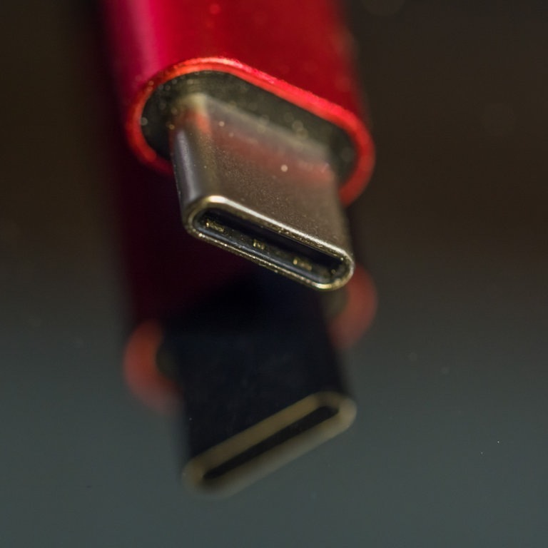 Ein Kabel mit USB-C-Anschluss (Foto: dpa Bildfunk, picture alliance/dpa/dpa-Zentralbild | Georg Hilgemann)