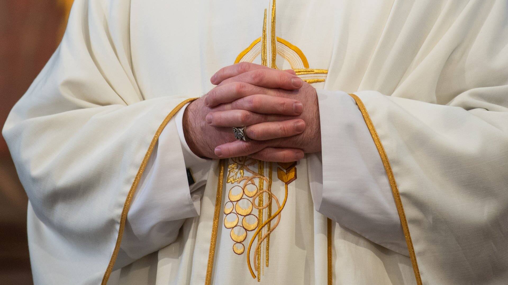 Ein Priester trägt sein Gewand und faltet seine Hände. (Foto: dpa Bildfunk, picture alliance/dpa/dpa-Zentralbild | Robert Michael)