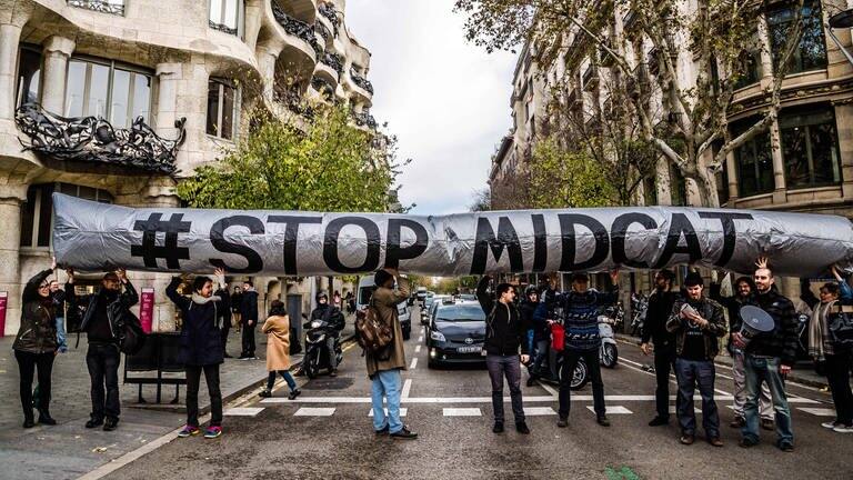 2017: Aktivisten demonstrieren in Barcelona gegen den Bau der Midcat-Pipeline. (Foto: IMAGO, xCopyrightxPacoxFreirex, IMAGO Bildnummer: 0081221604)