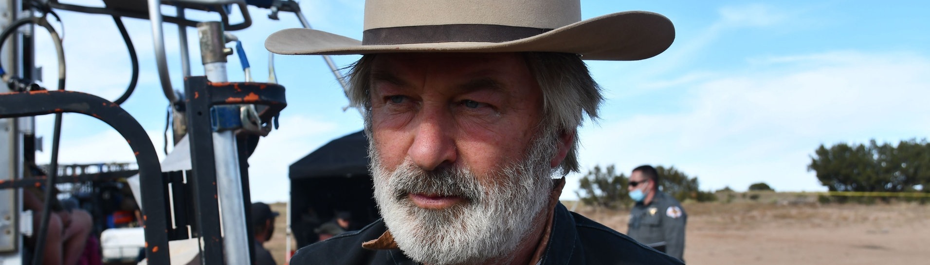 Alec Baldwin am Set in seinem Kostüm für den Film „Rust“.  (Foto: dpa Bildfunk, picture alliance/dpa/ZUMA Press Wire Service | Santa Fe County Sheriff's Office)