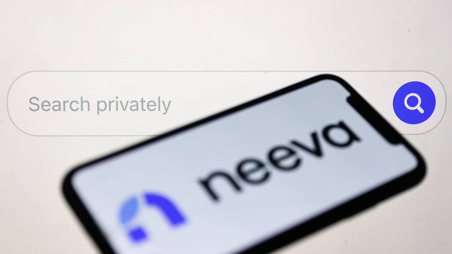 Die Suchmaschine Neeva gibt es nun auch in Europa und wird auf einem Laptop und einem Smartphone angezeigt. (Foto: IMAGO, IMAGO Bildnummer 0170496228, xJakubxPorzyckix )
