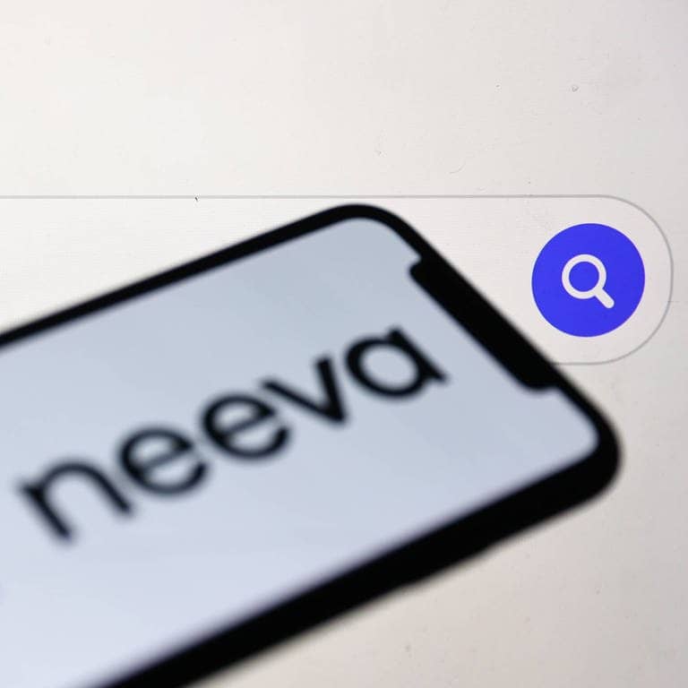 Die Suchmaschine Neeva gibt es nun auch in Europa und wird auf einem Laptop und einem Smartphone angezeigt. (Foto: IMAGO, IMAGO Bildnummer 0170496228, xJakubxPorzyckix )