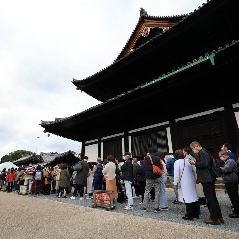 Besucher stehen Schlange im berühmten Tofukuji-Tempel in Kyoto. (Foto: IMAGO, IMAGO / AFLO)