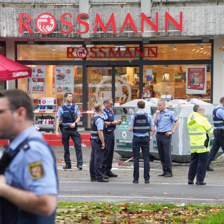 Polizisten und Rettungskräfte stehen an einem der Tatorte in Ludwigshafen-Oggersheim. (Foto: dpa Bildfunk, picture alliance/dpa | Frank Rumpenhorst)