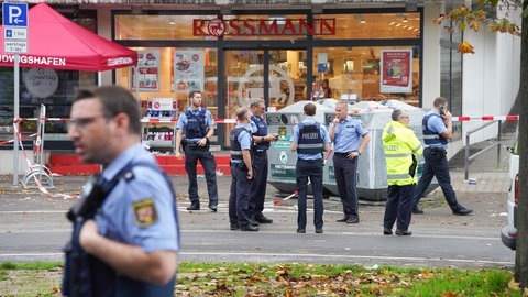 Polizisten und Rettungskräfte stehen an einem der Tatorte in Ludwigshafen-Oggersheim. (Foto: dpa Bildfunk, picture alliance/dpa | Frank Rumpenhorst)