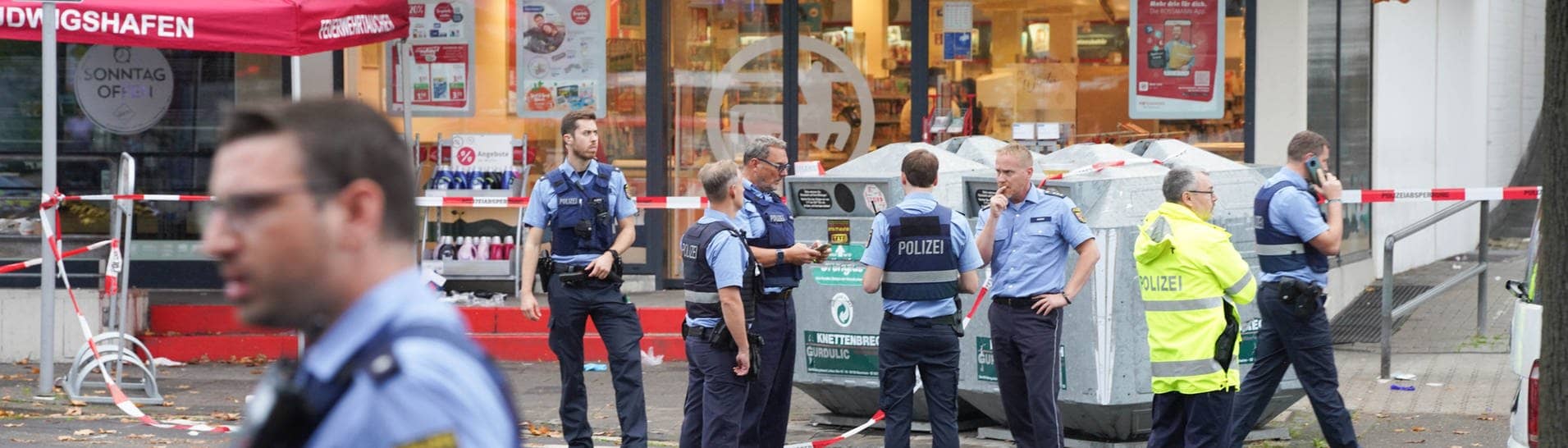 Polizisten und Rettungskräfte stehen an einem der Tatorte in Ludwigshafen-Oggersheim. (Foto: dpa Bildfunk, picture alliance/dpa | Frank Rumpenhorst)