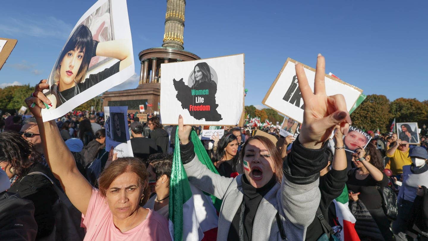 „Women, Life, Freedom“ steht auf Plakaten der Demonstrantinnen in Berlin.  (Foto: dpa Bildfunk, picture alliance/dpa | Jörg Carstensen)