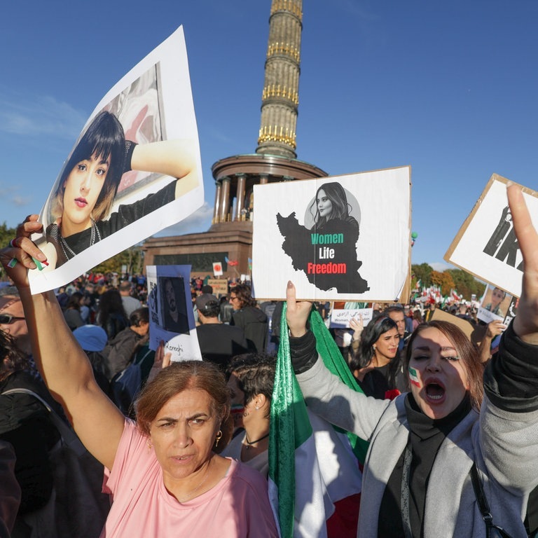 „Women, Life, Freedom“ steht auf Plakaten der Demonstrantinnen in Berlin.  (Foto: dpa Bildfunk, picture alliance/dpa | Jörg Carstensen)