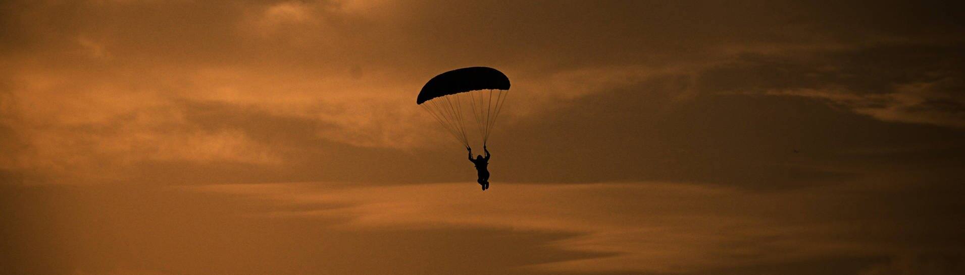Ein Mensch springt mit einem Fallschirm (Symbolbild). (Foto: IMAGO, IMAGO / SNA)