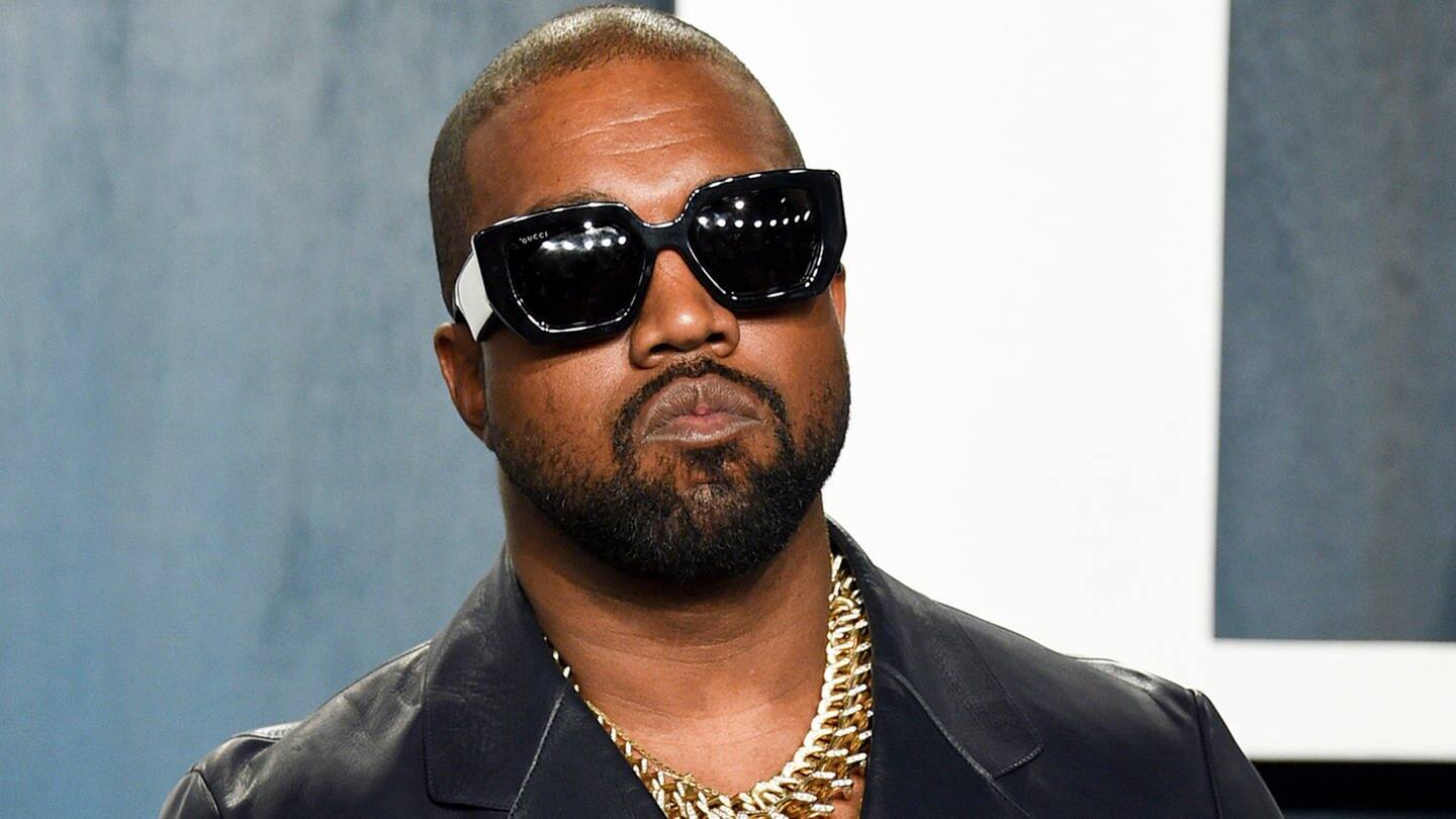 Kanye West trägt eine Sonnenbrille (Foto: dpa Bildfunk, picture alliance/dpa/AP | Evan Agostini)
