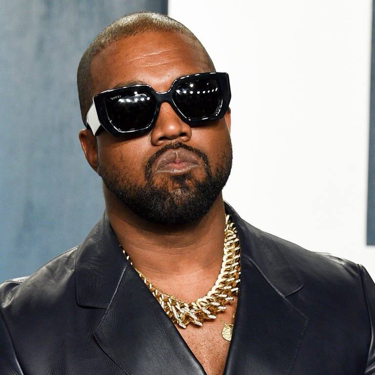 Kanye West trägt eine Sonnenbrille (Foto: dpa Bildfunk, picture alliance/dpa/AP | Evan Agostini)