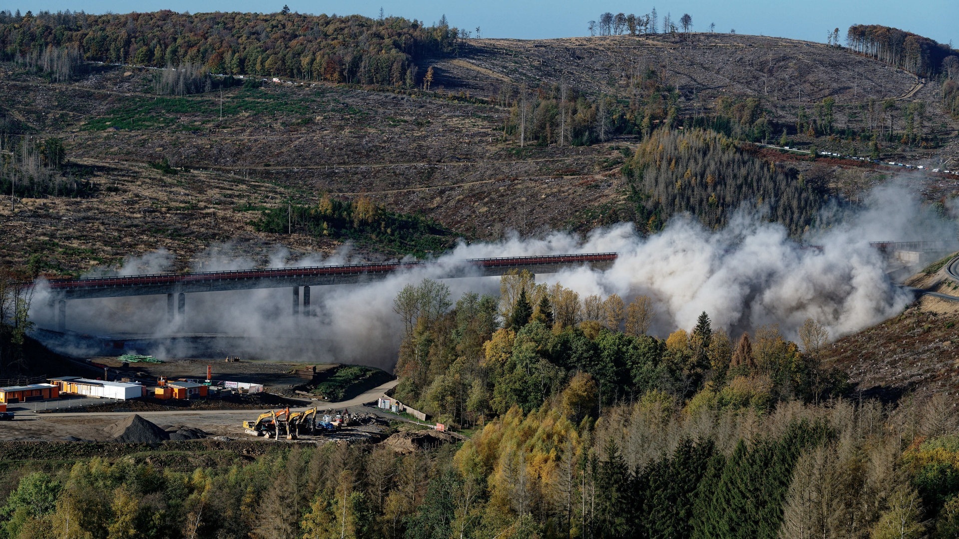 Die Talbrücke Landeskroner Weiher der A45 Richtung Dortmund fällt nach einer kontrollierten Sprengung in sich zusammen. (Foto: dpa Bildfunk, picture alliance/dpa | Henning Kaiser)