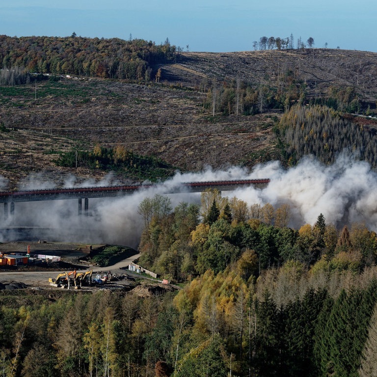Die Talbrücke Landeskroner Weiher der A45 Richtung Dortmund fällt nach einer kontrollierten Sprengung in sich zusammen. (Foto: dpa Bildfunk, picture alliance/dpa | Henning Kaiser)