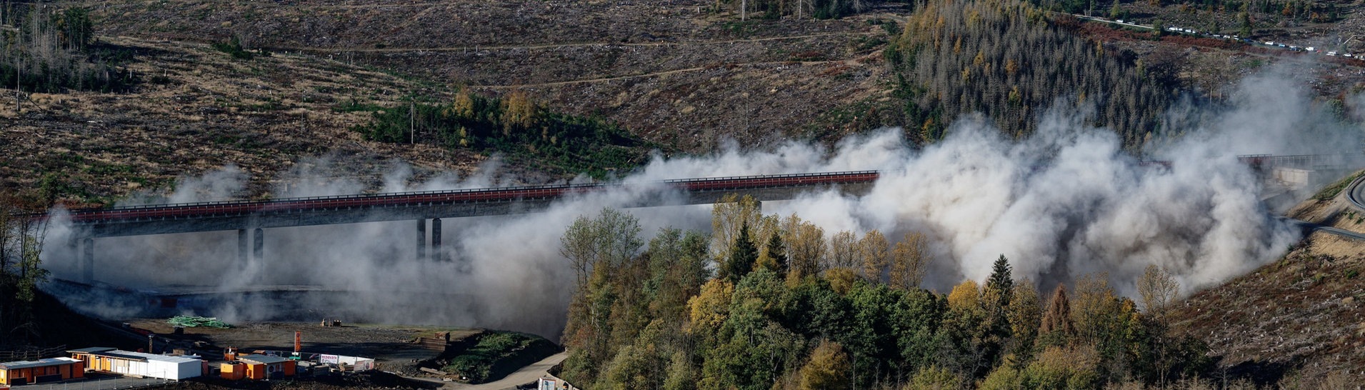 Die Talbrücke Landeskroner Weiher der A45 Richtung Dortmund fällt nach einer kontrollierten Sprengung in sich zusammen. (Foto: dpa Bildfunk, picture alliance/dpa | Henning Kaiser)